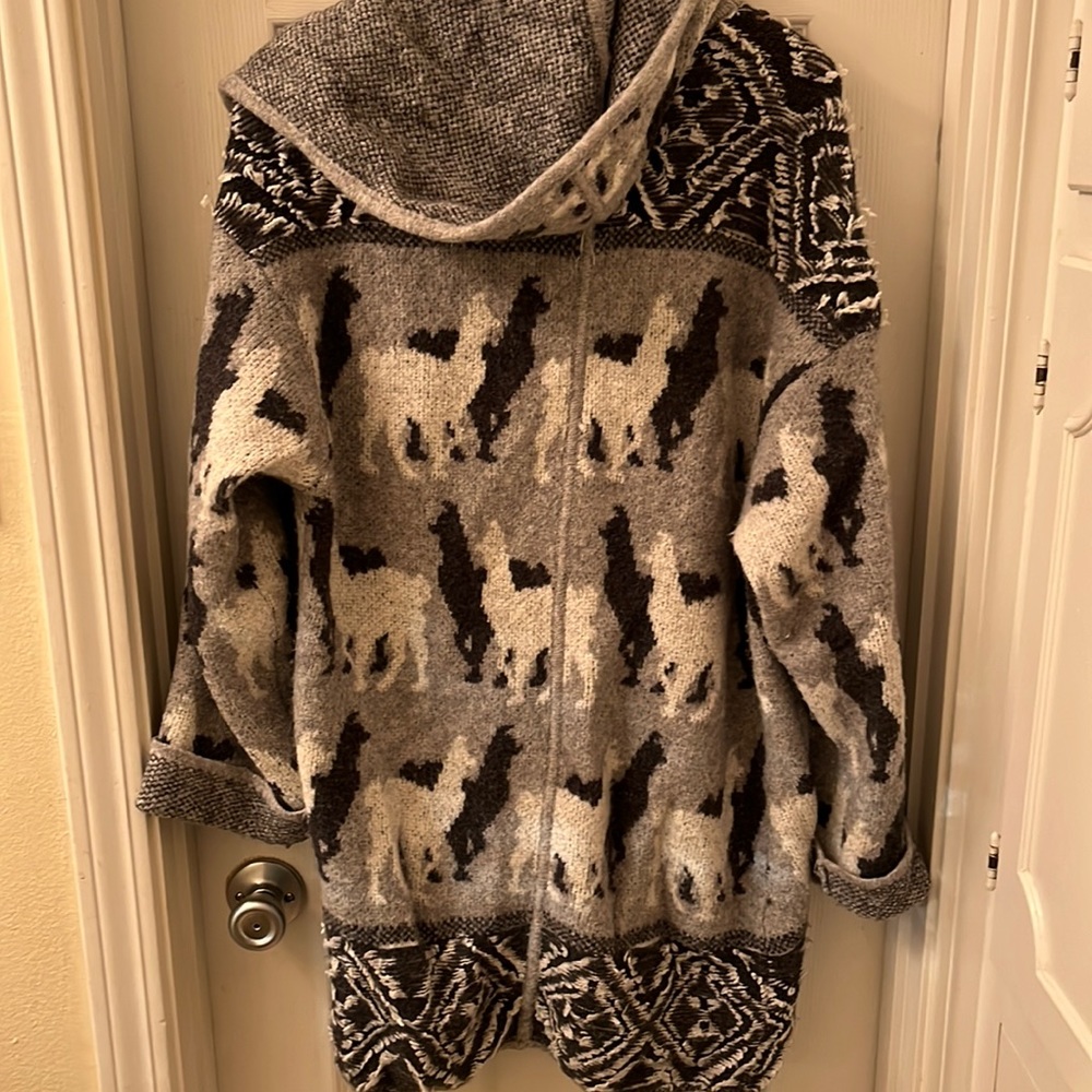 🦙 Anthropologie Akemi + Kin llama sweater. Size M. EUC.